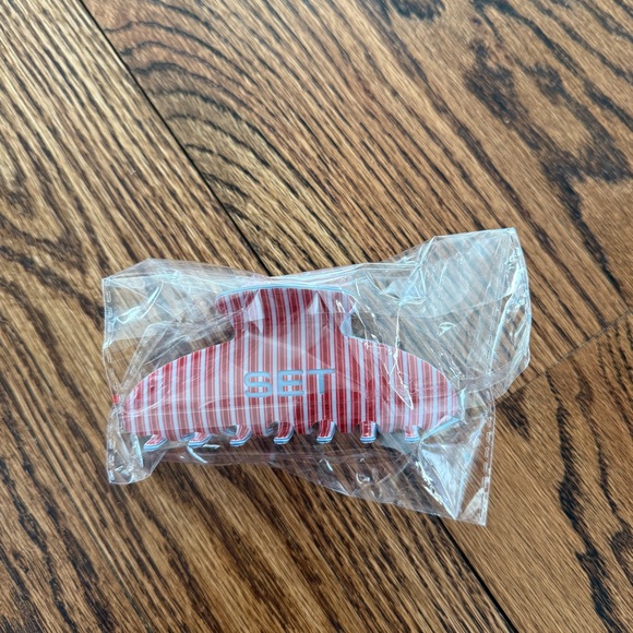 SET Active Valentines Drop Striped Claw Clip - Picture 3 of 4